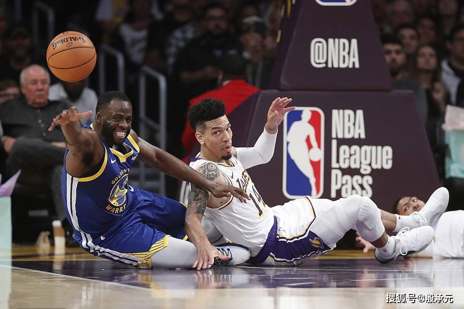  库里三分雨倾盆，勇士主场碾压鹈鹕队