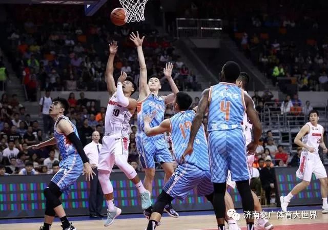  篮球评论员犀利点评，深度解读比赛走向