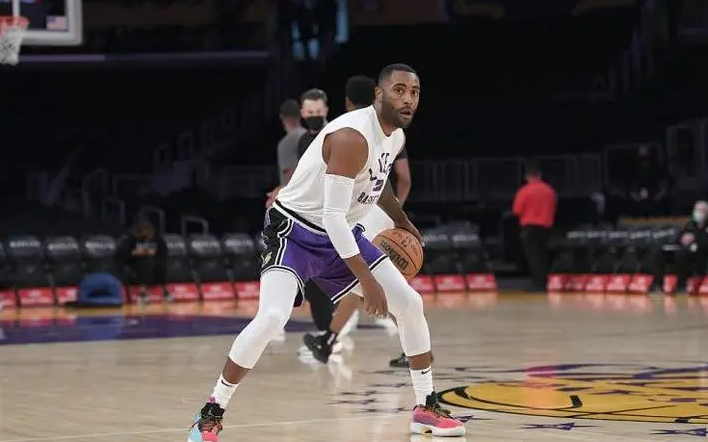  老将复出首秀砍下两双引喝彩