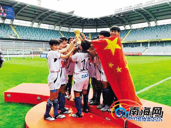  女足姑娘创历史，首次捧起洲际奖杯